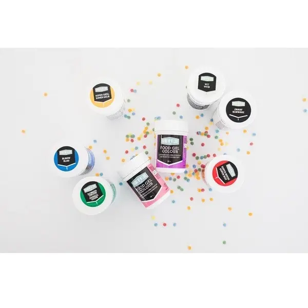 Brand New Cake Kleurstof Gel Natuurlijk Wit 35gr Met de Brand New Cake Kleurstof Gel Wit 35gr geef je (rol)fondant, marsepein, botercrème, sugar-paste, beslagen en nog veel meer een mooie witte kleur. Voeg eenvoudig wat kleurstof-gel toe tot dat je gewenste kleur hebt verkregen. Brand New Cake Gel Kleurstoffen Brand New Cake heeft een groot assortiment aan gel kleurstoffen, perfect om al je creaties de juiste kleur te geven. Ze hebben losse kleurstoffen, een assortiment met verschillende kleurstoffen, kleurstoffen in tubes en ze hebben ook natuurlijk kleurstoffen, keuze genoeg dus! De kleuren variëren van goud tot wit en van rood tot groen. Bekijk hier het hele assortiment aan gel kleurstoffen van Brand New Cake. Gebruiksaanwijzing Voeg met bijvoorbeeld een saté/coctail-prikker kleurstof gel toe aan het product dat je wilt kleuren. Het is wel aan te raden om bij een andere kleur ook een schone/nieuwe prikker te gebruiken. Wil je het product donkerder van kleur hebben? Voeg dan nog wat extra kleurstof toe. Wil je juist een lichte kleur, wees dan zuinig met het gebruik van de kleurstof. Vervolgens goed doorkneden. Aangeraden wordt om de kleurstof in het midden van, bijvoorbeeld fondant, te behouden, om zo je handen het meest schoon te houden. Het gebruik van een handschoen behoort uiteraard ook tot de mogelijkheden. Bewaren Goed afgesloten in originele verpakking, in een koele omgeving, buiten bereik van direct zonlicht of warmtebron. Specificaties Inhoud: 35 ml Kleur: wit